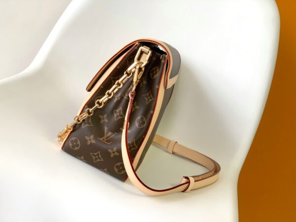 LV  Dauphine Soft GM  SIZE:28 x 20 x 11 cm